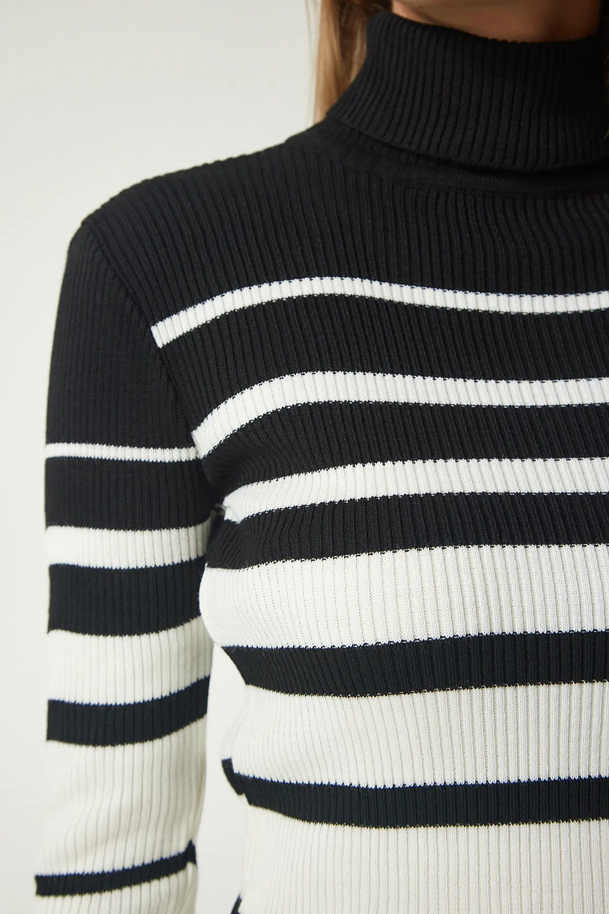 Happiness İstanbul  Schwarzer, ecrufarbener Rollkragenpullover mit Streifen für Damen DD01271