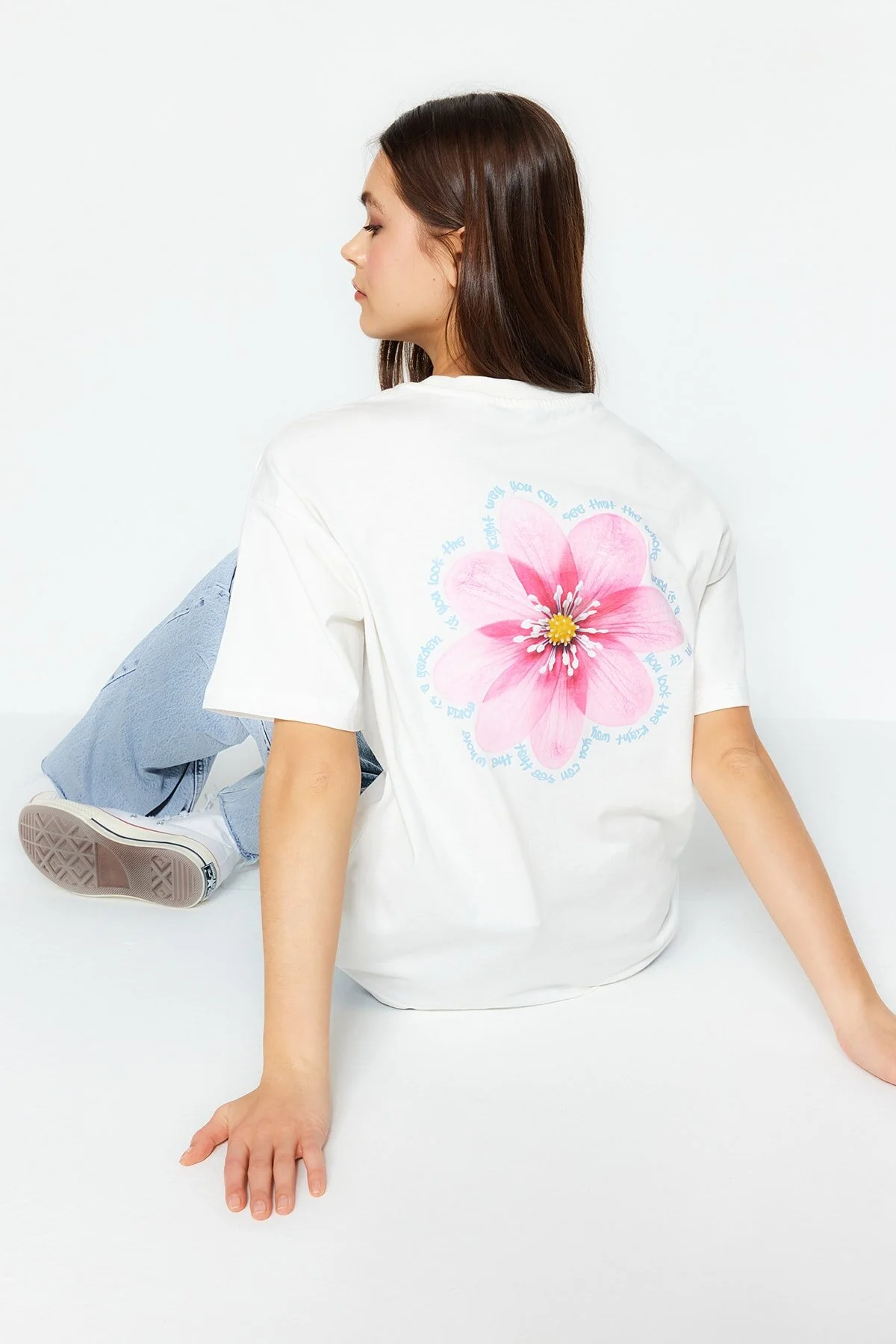 Trendyol Collection  Hochwertiges, ecrufarbenes Strick-T-Shirt aus 100 % Baumwolle mit Rückendruck, entspannter/weiter, entspannter Schnitt TWOSS23TS00374