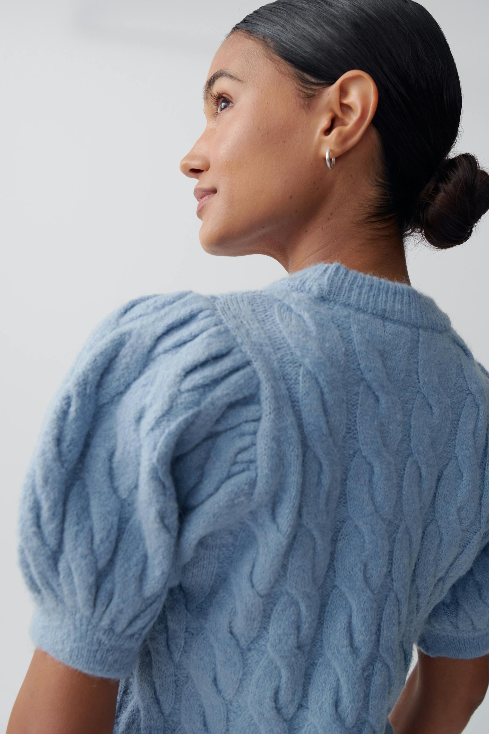 Knitted cable top
