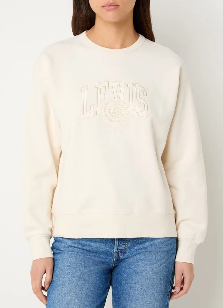 Levi's-neulepusero, jossa on logobrodeeraus