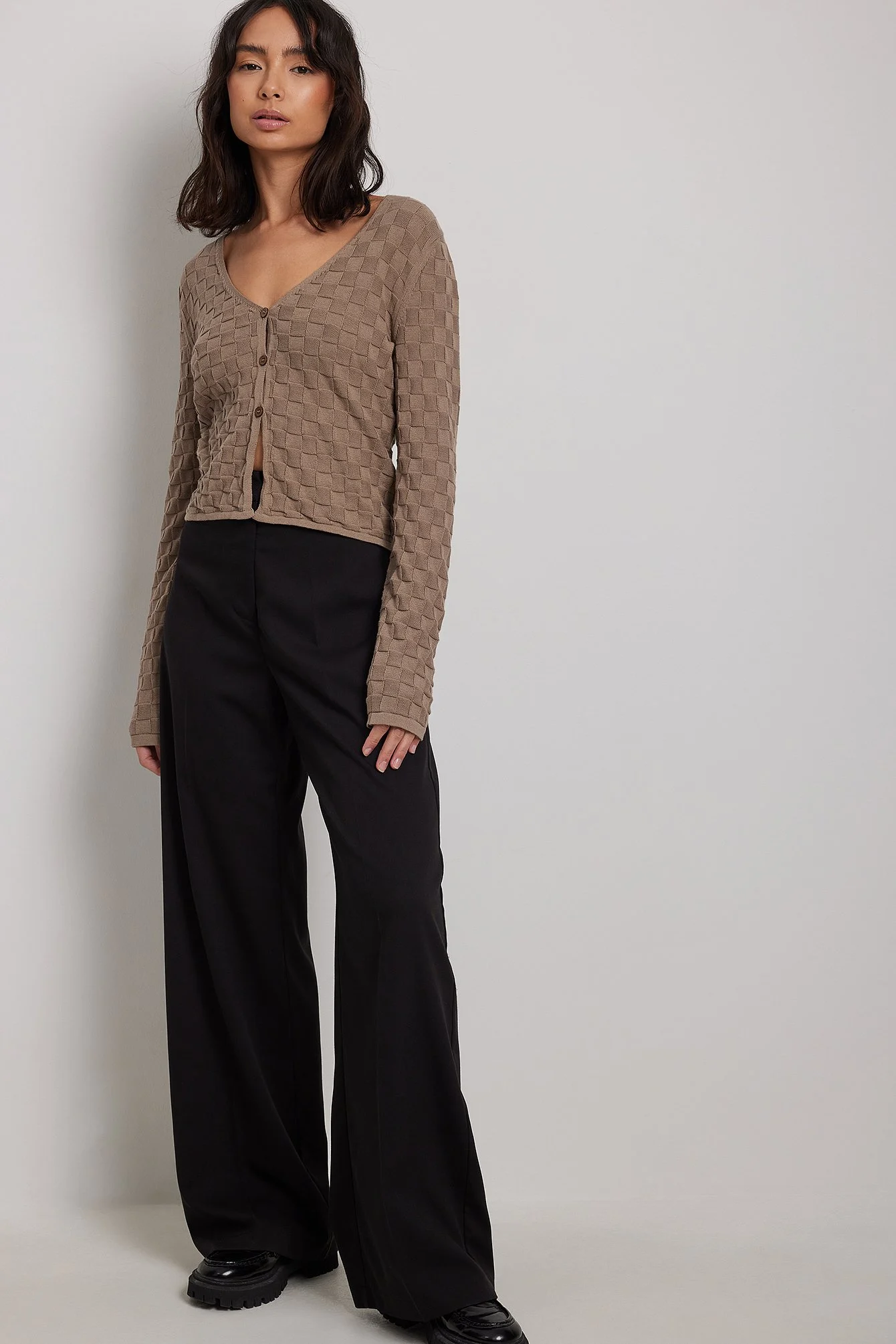 Quadratische Strickjacke mit Knotendetail