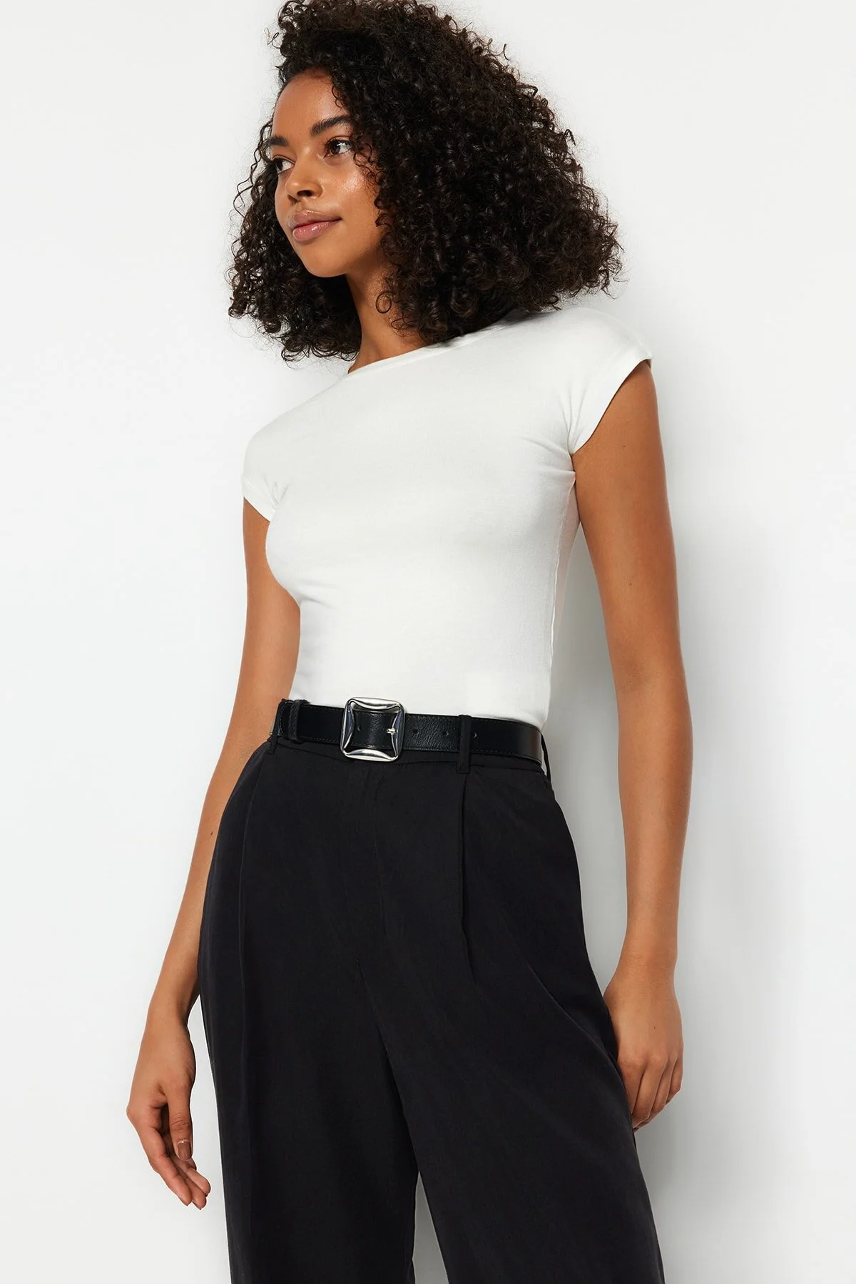 Trendyol Collection  Ecru Premium Viskose Taillierte Strickbluse mit Mondärmeln TWOSS23BZ00992