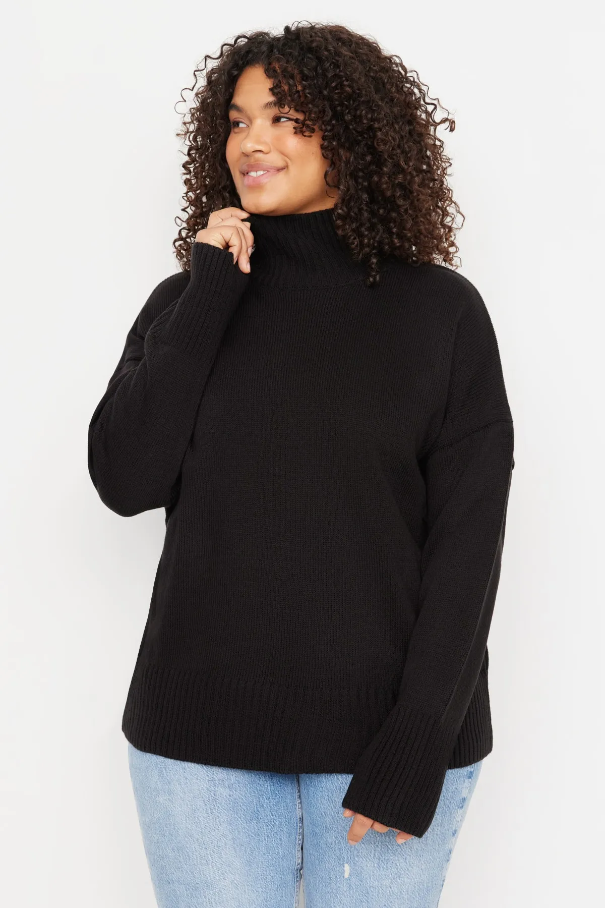 Trendyol Curve  Schwarzer, schulterfreier Strickpullover mit Rollkragen