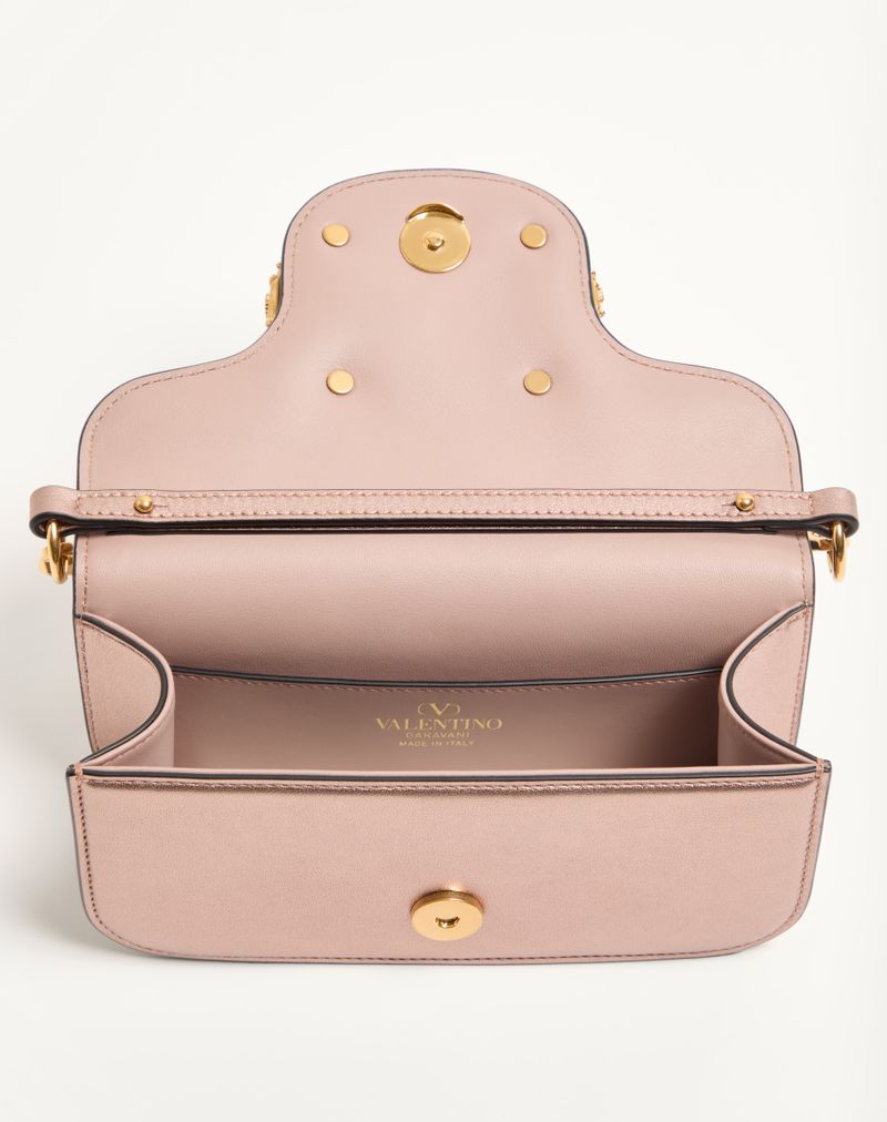 Bolsa de ombro pequena Valentino Garavani Locò em couro de bezerro laminado com logotipo de joia.