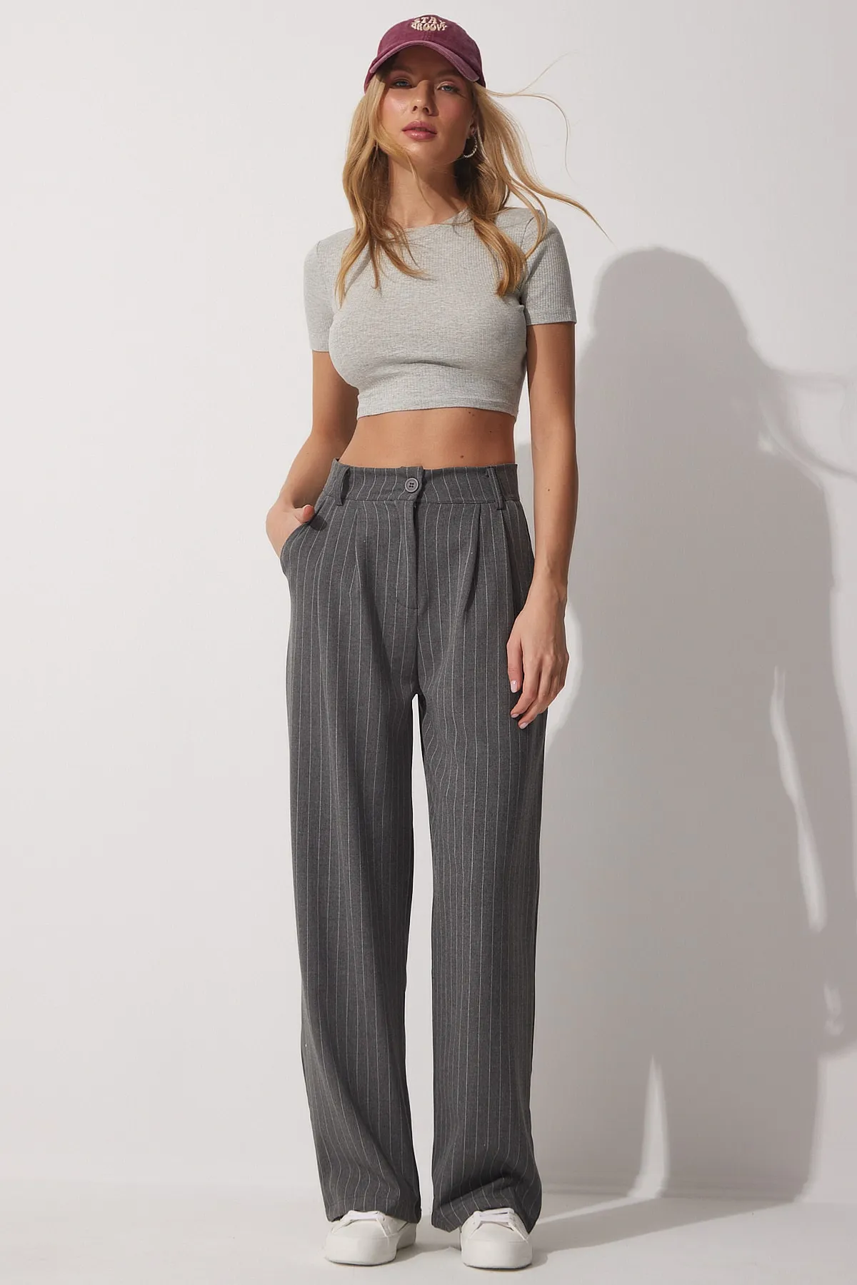 Happiness İstanbul  Graue, dünn gestreifte Darts-Hose mit weitem Bein für Damen HF00416