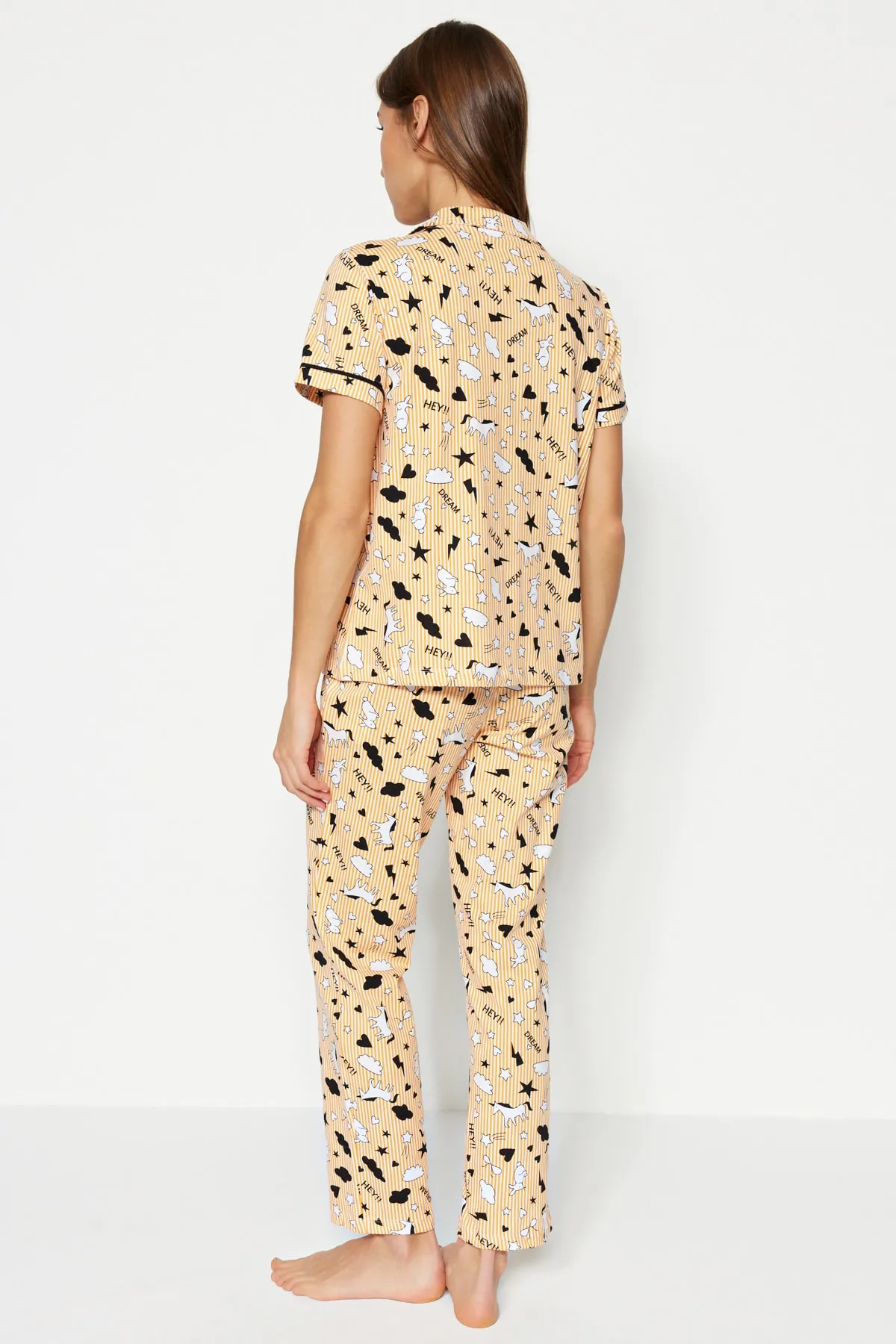 Trendyol Collection  Pfirsichfarbenes Strick-Pyjama-Set aus 100 % Baumwolle mit Paspeln und grafischem Muster aus Hemd und Hose THMSS19IP0037