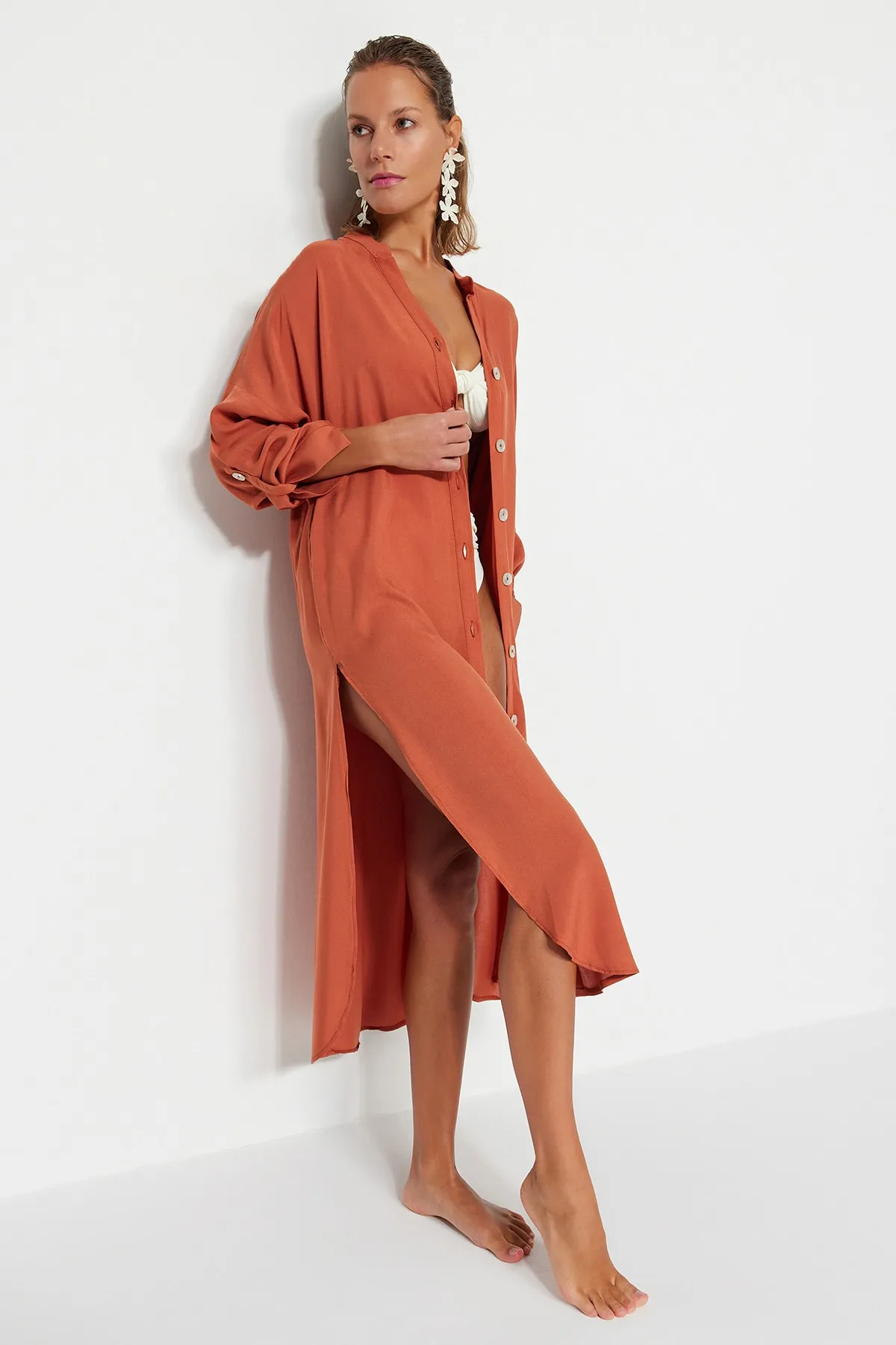 Trendyol Collection  Braunes Midi-Strandkleid aus Webstoff TBESS21EL3318