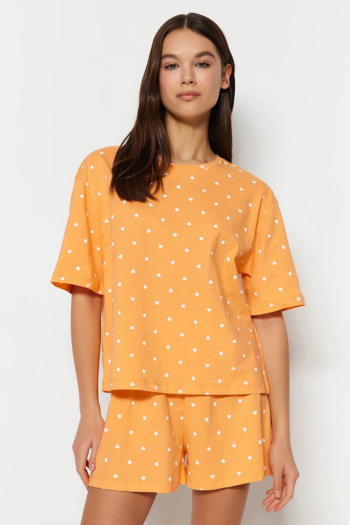 Trendyol Collection  Orangefarbenes Pyjama-Set aus T-Shirt und Shorts mit Herzmuster aus 100 % Baumwolle THMSS21PT1485