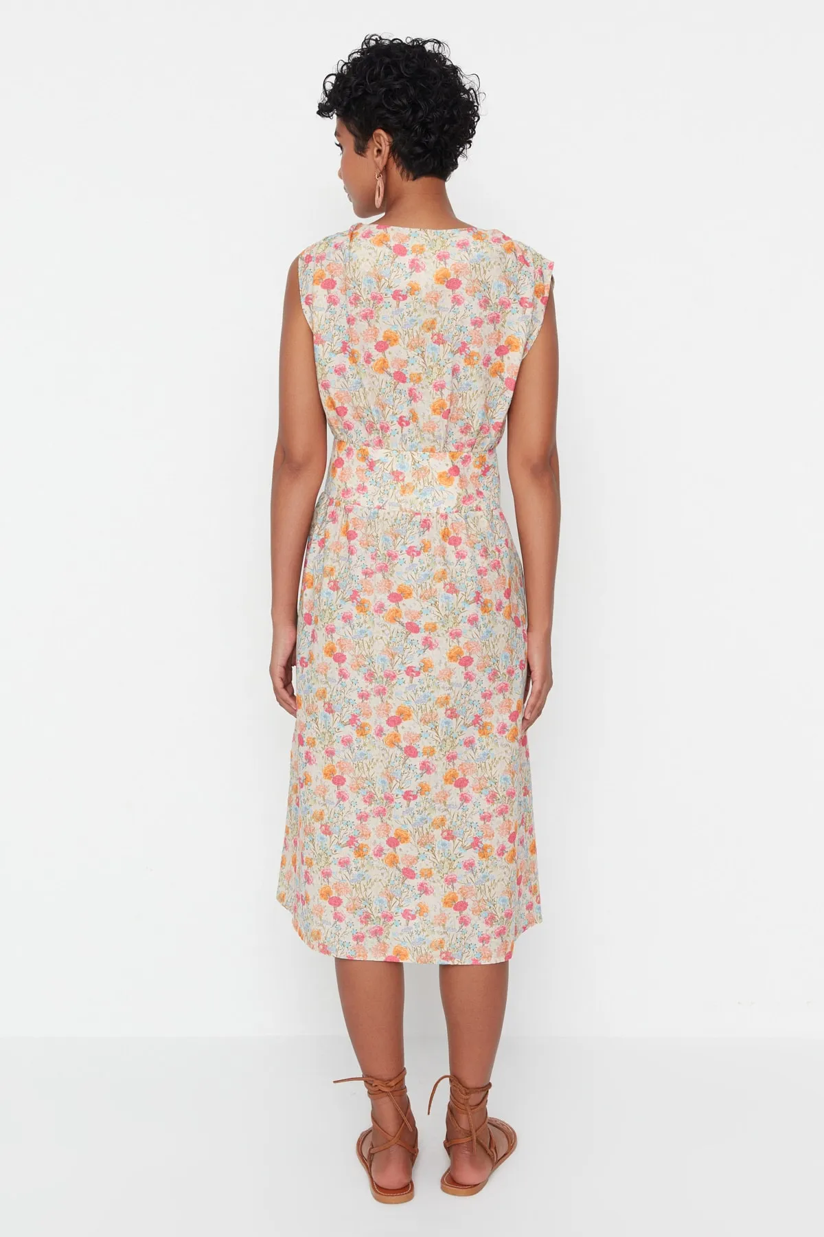 Trendyol Collection  Mehrfarbig gemustertes, zweireihiges, gewebtes Kleid mit Kragen TWOSS22EL00751