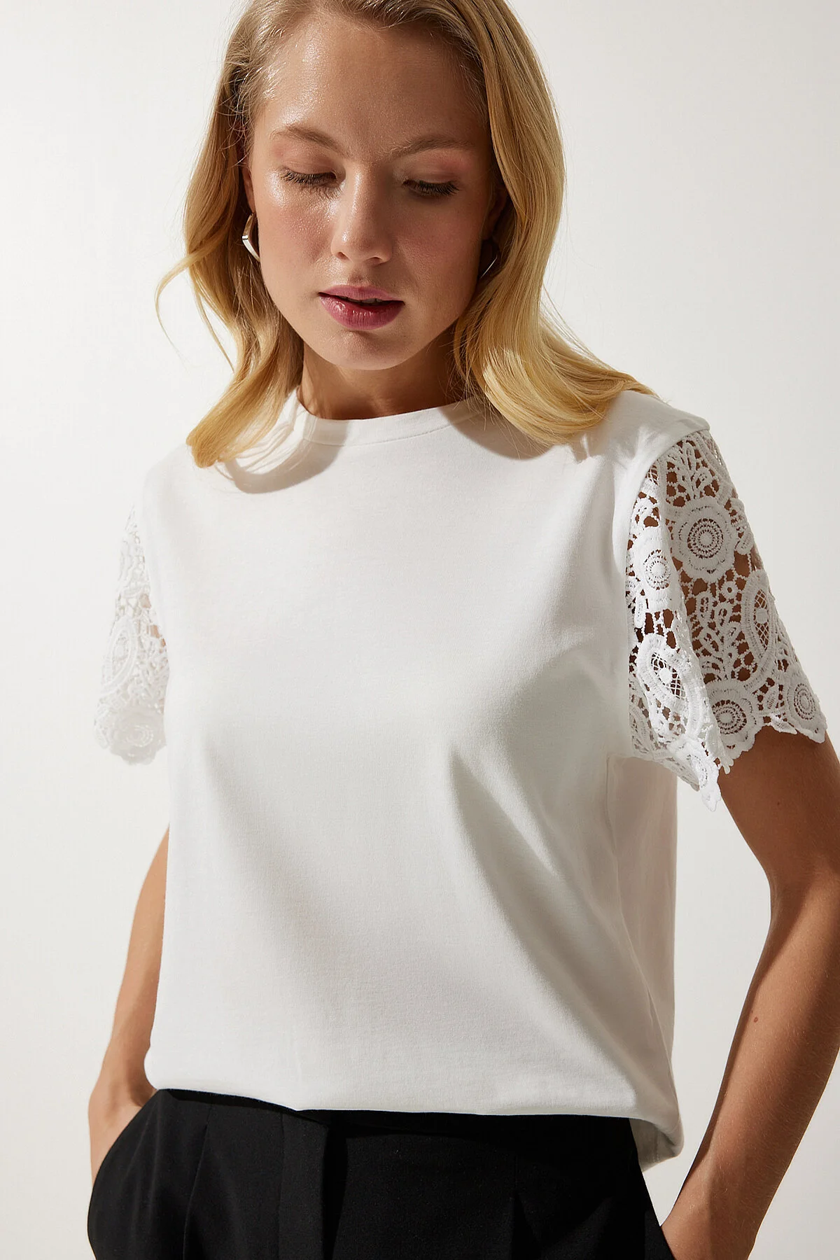 Happiness İstanbul  Damen-Strickbluse mit Guipure-Ärmeln in Ecru HF00450