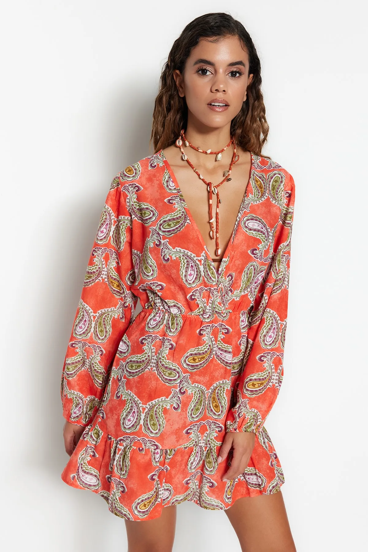 Trendyol Collection  Gewebtes, gerüschtes Mini-Strandkleid aus 100 % Baumwolle mit Paisley-Muster TBESS23EL00028