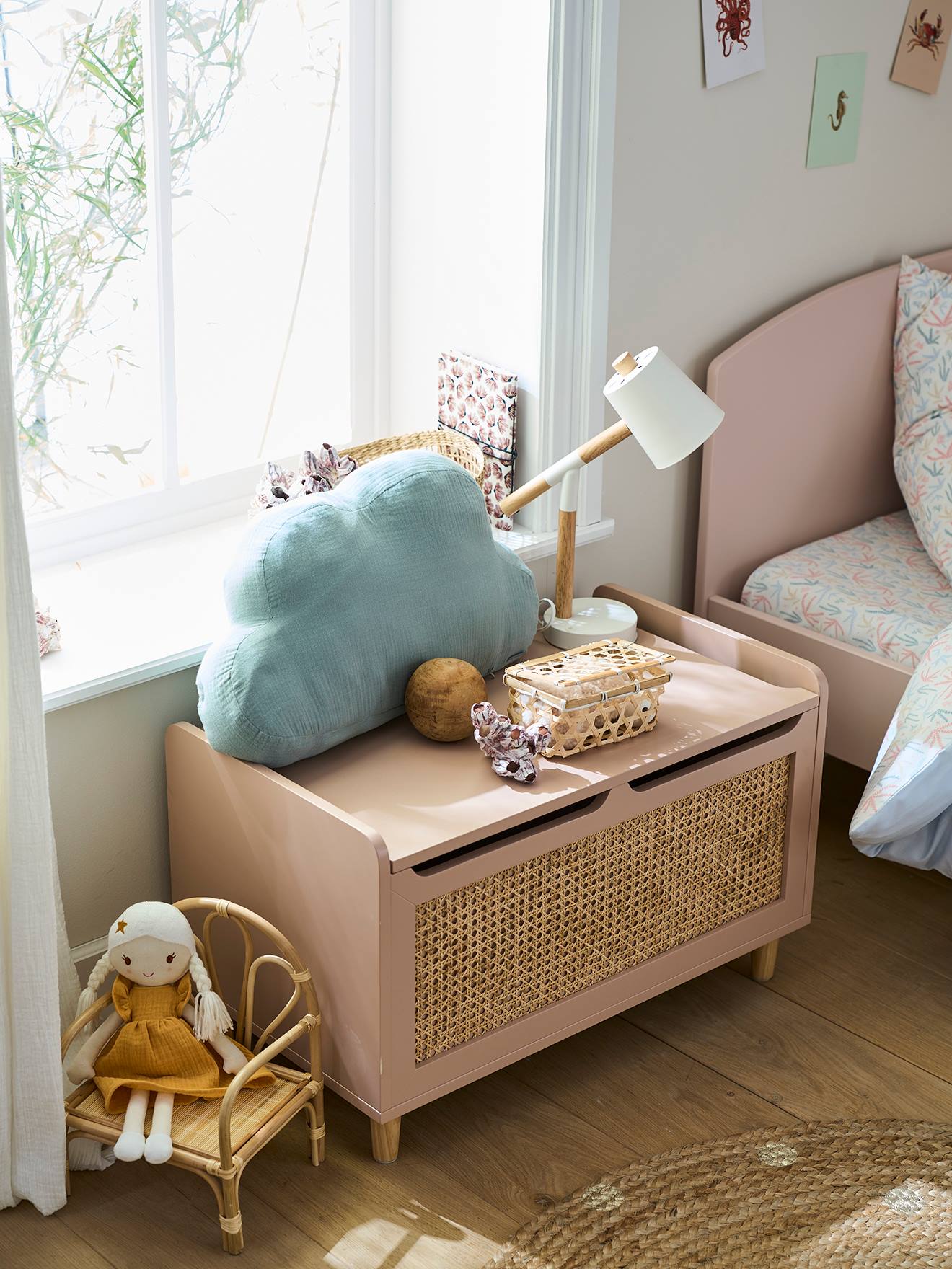 Vertbaudet Kinderzimmer Spielzeugtruhe mit Rattan POESIE - rosa/natur