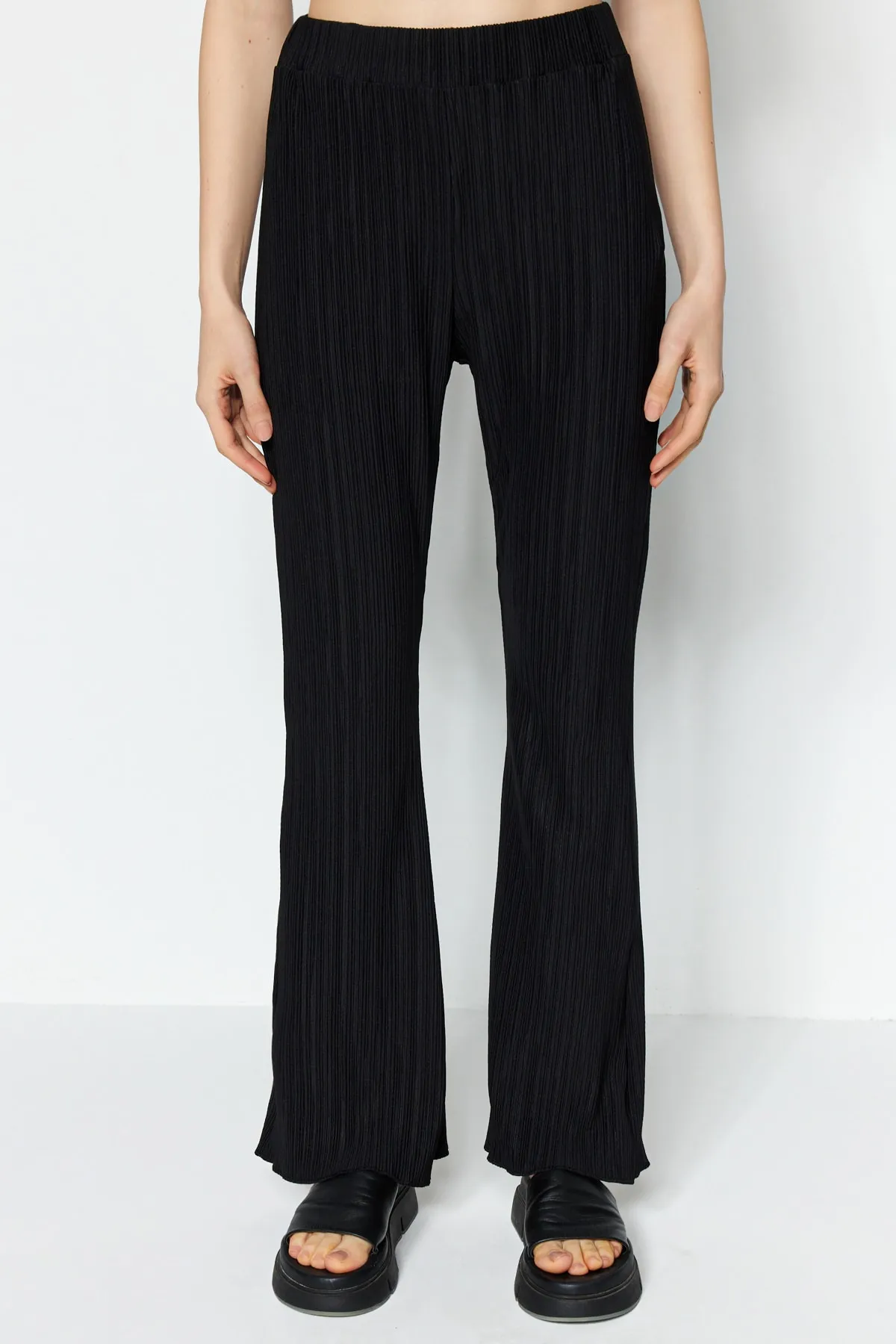 Trendyol Collection  Schwarze, plissierte Schlaghose/spanisches Bein, hohe elastische Taille, Strickhose TWOSS23PL00115