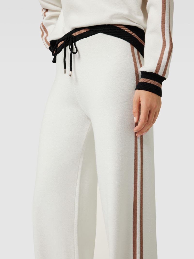 Bootcut Stoffhose mit Kontraststreifen in offwhite