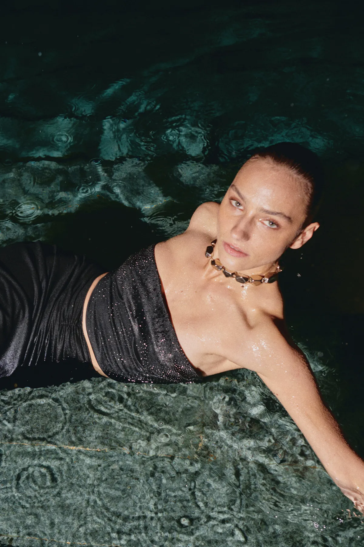 Trendyol Collection  X Zeynep Tosun Schwarzes Strick-Bustier mit leuchtenden Schmucksteinen TCLSS24BS00001