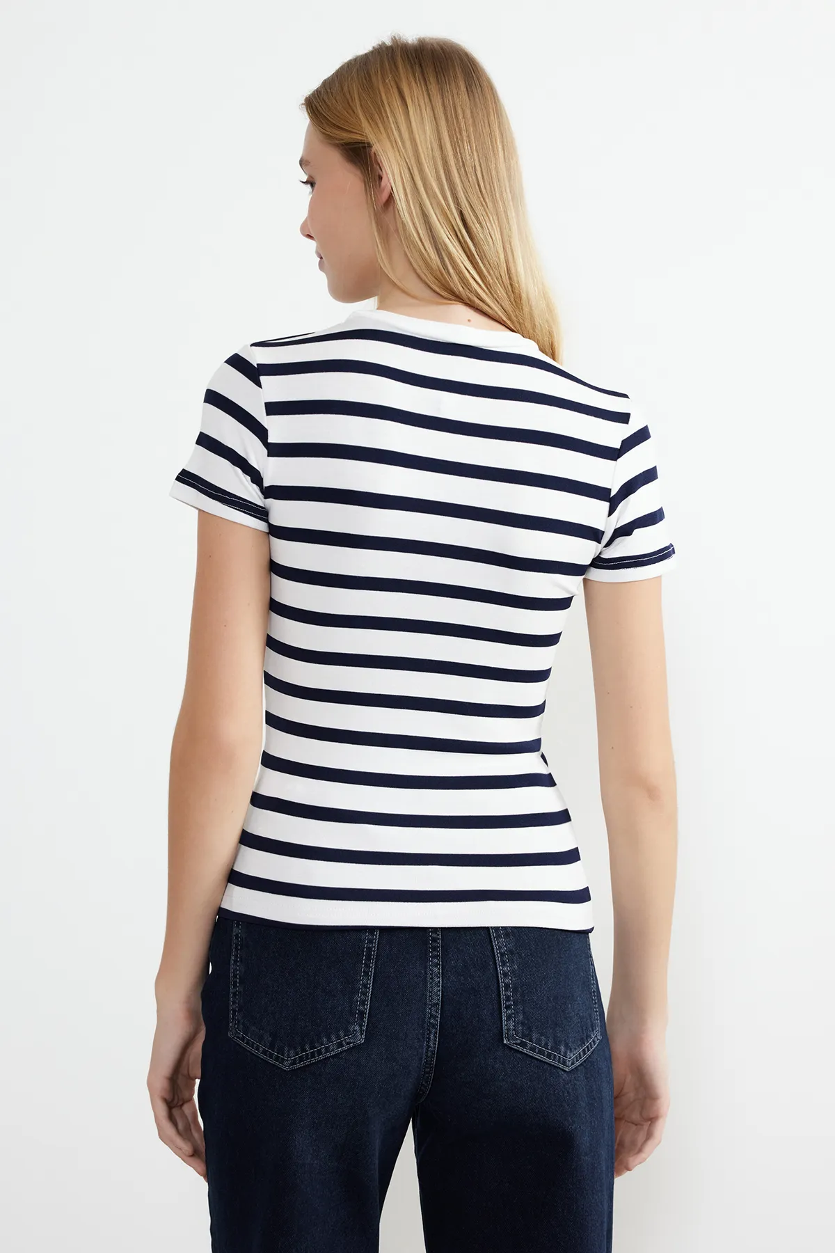 Trendyol Collection  Marineblau gestreifte Bluse aus dehnbarem Strickstoff aus Viskose/weichem Stoff TWOSS24BZ00296