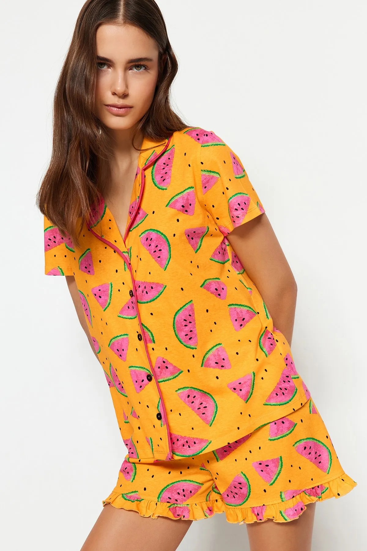 Trendyol Collection  Hellorangees Pyjama-Set aus 100 % Baumwolle mit Wassermelonenmuster und Rüschen, Hemd und Shorts, Strick, THMSS21PT0670