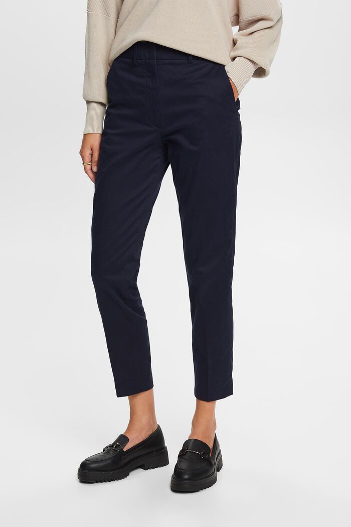 Schmal geschnittene Hose mit hohem Bund