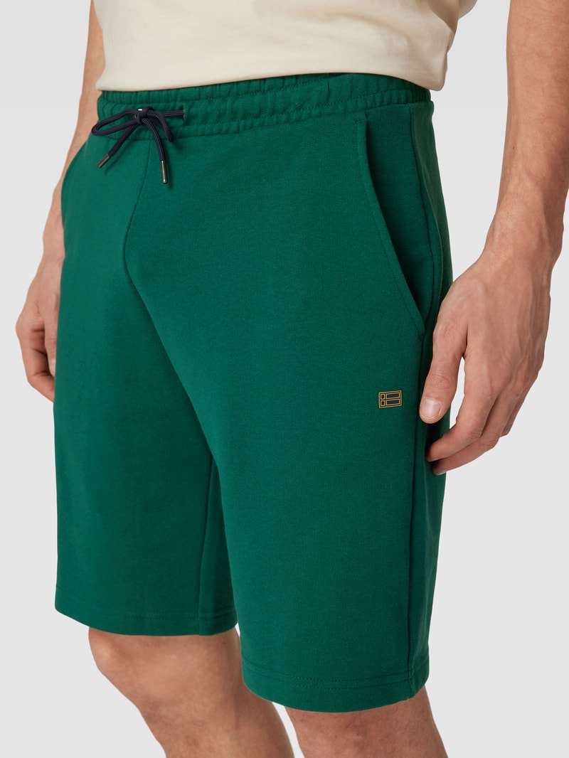Shorts mit seitlichen Eingrifftaschen in dunkelgrün