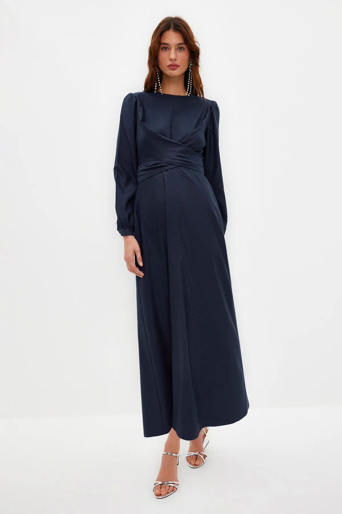 Trendyol Modest  Marineblaues, zweireihiges, selbstgemustertes Abendkleid TCTSS24DB00021