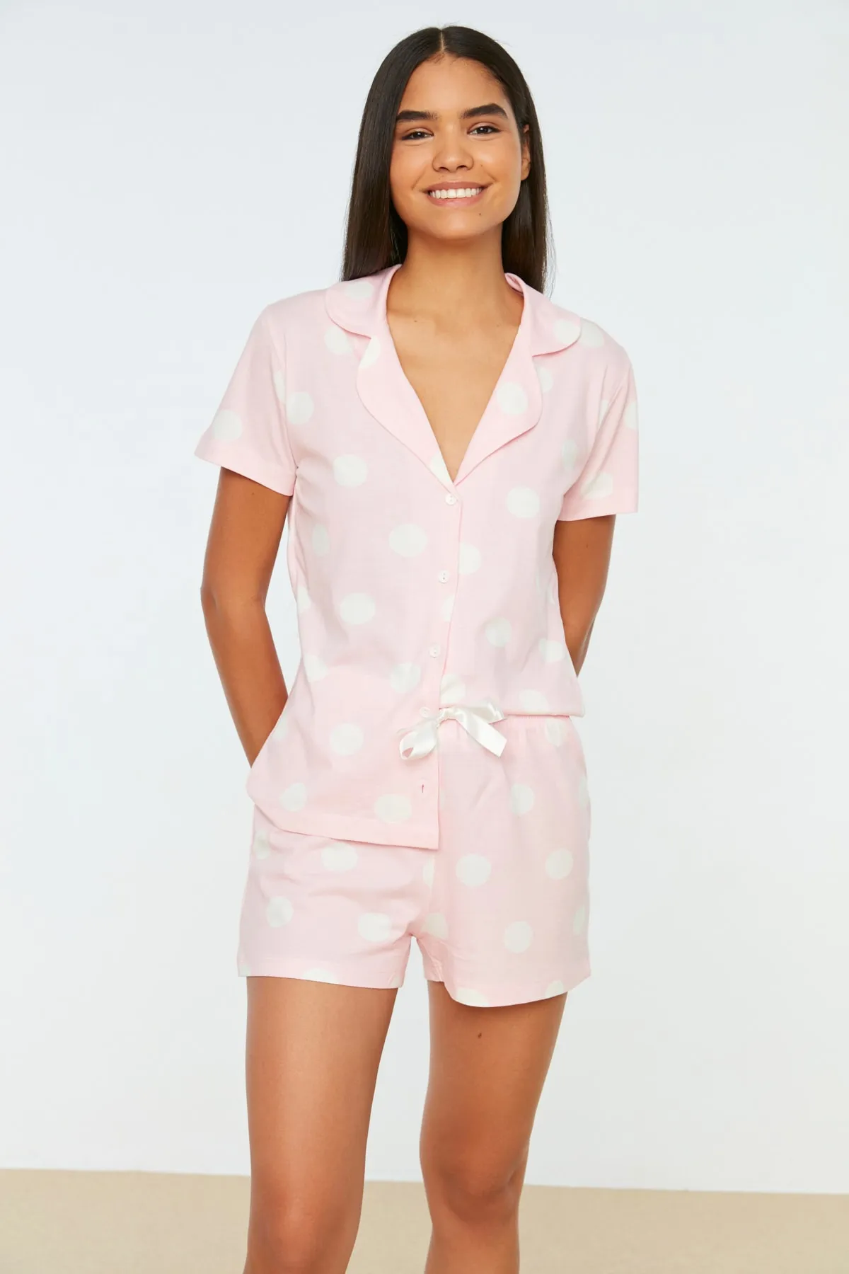Trendyol Collection  Rosa gestricktes Pyjama-Set aus 100 % Baumwolle mit gepunkteten Hemden und Shorts THMSS20PT0077