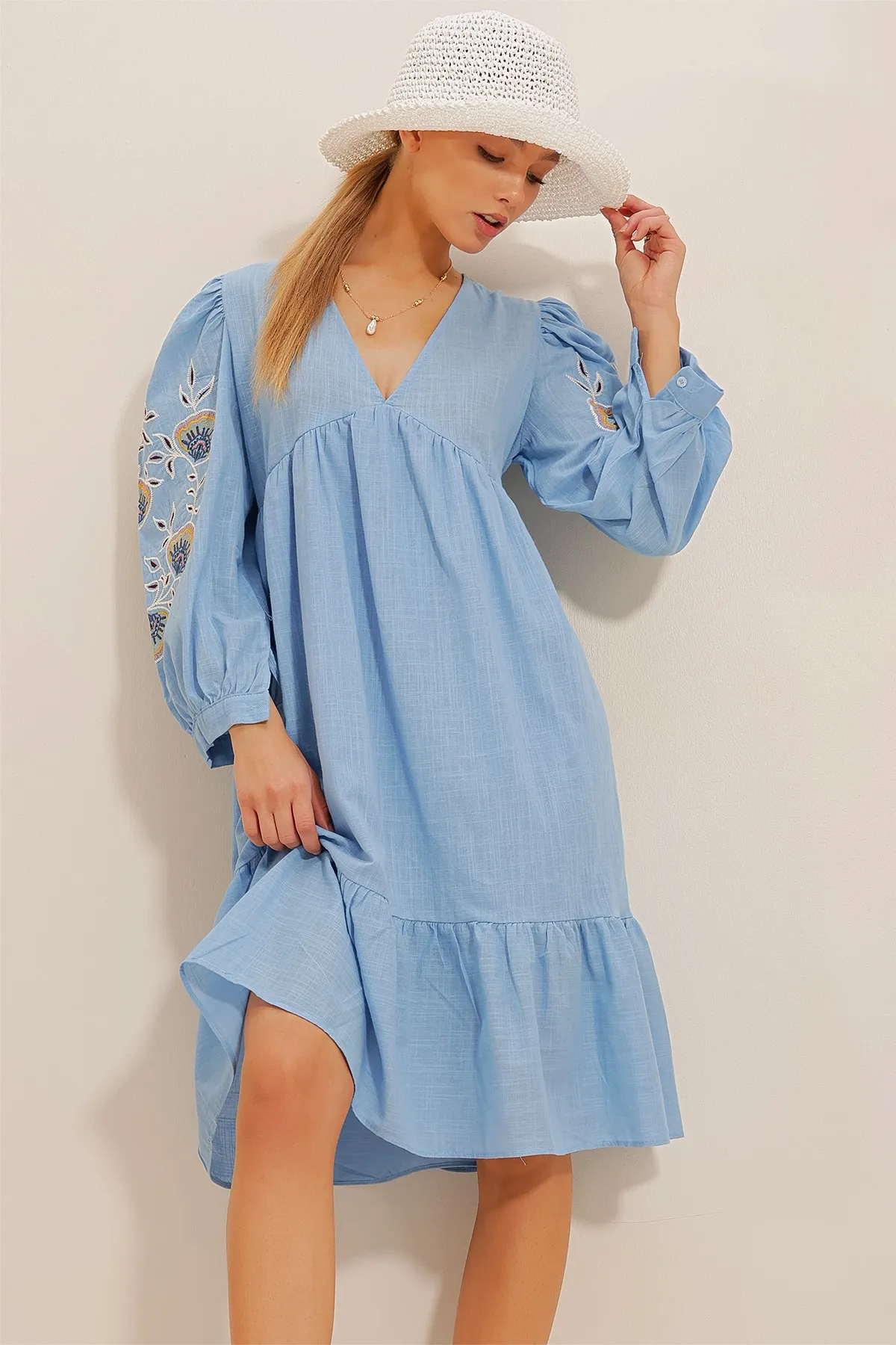 Trend Alaçatı Stili  Blaues, besticktes, gewebtes Leinenkleid für Damen mit V-Ausschnitt und Ärmeln ALC-X10659