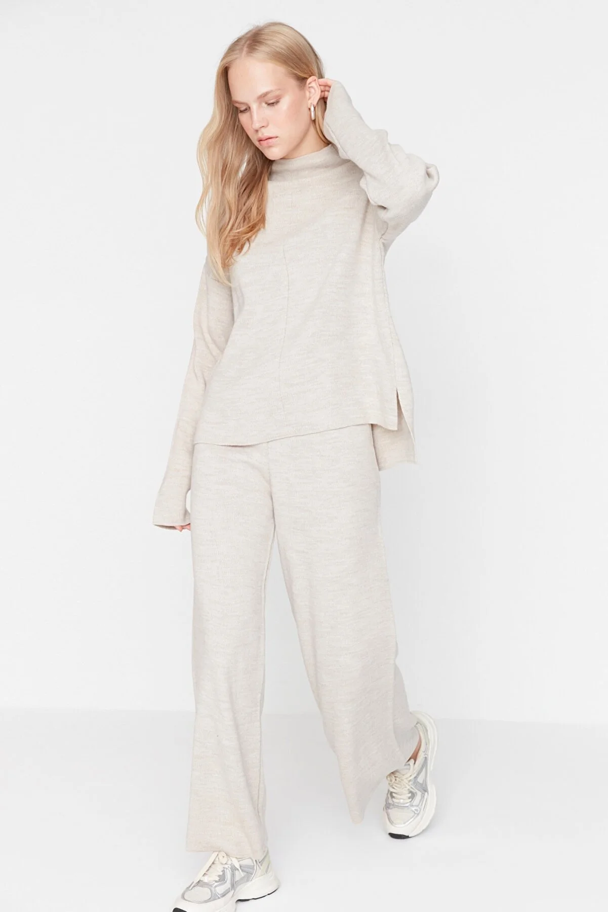 Trendyol Collection  Beiges Strickoberteil und -unterteil im Set mit normaler Hose TWOAW21AU0060