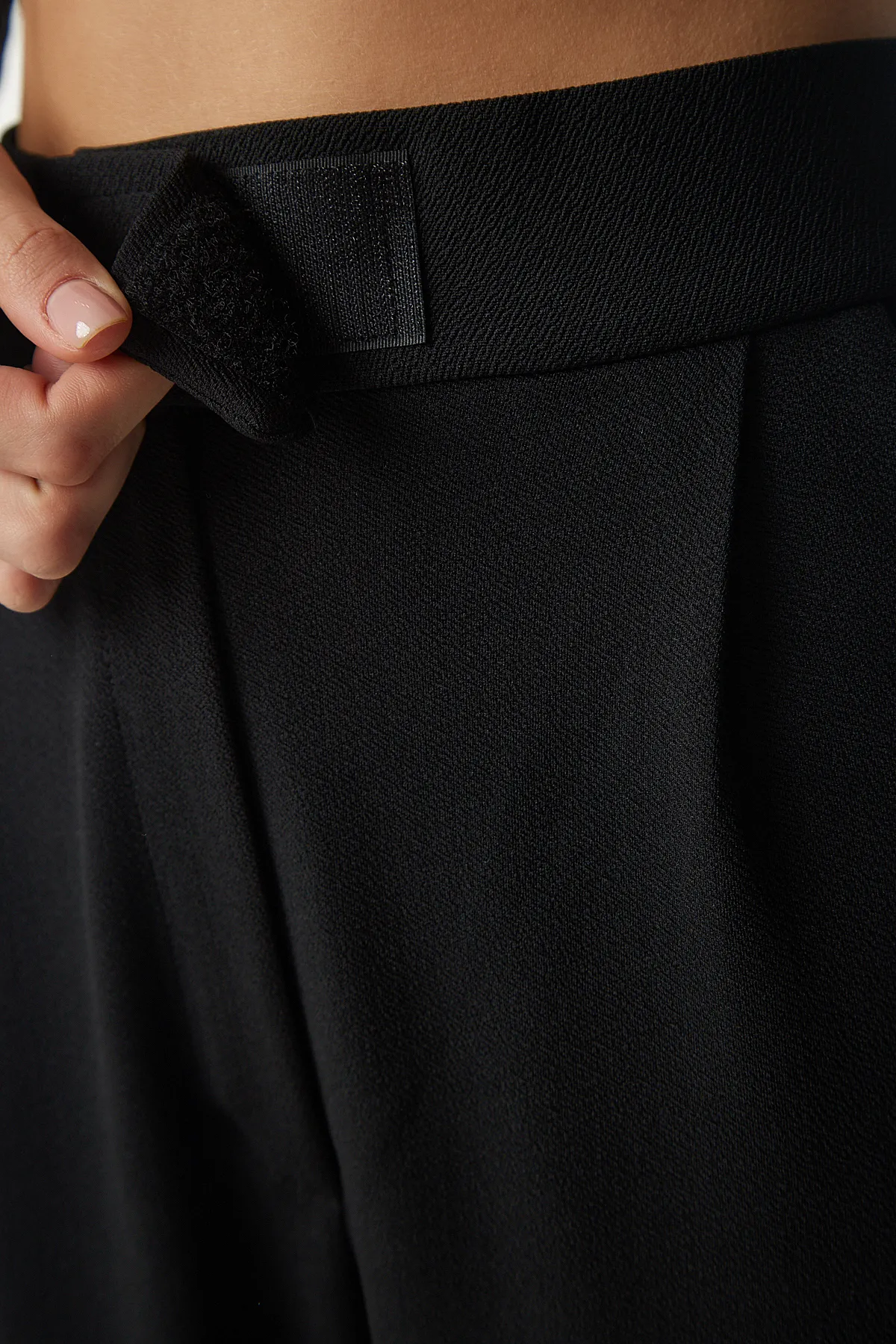 Happiness İstanbul  Bequeme gewebte Hose für Damen in Schwarz mit Klettverschluss an der Taille RV00150