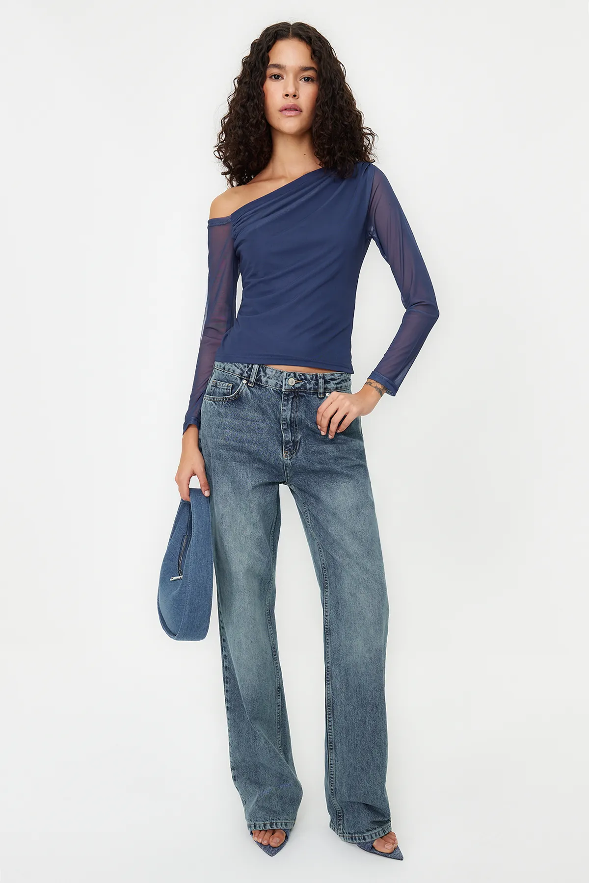 Trendyol Collection  Mit Indigo-Tüll gefütterte Strickbluse mit asymmetrischem Kragen TWOAW24BZ00051