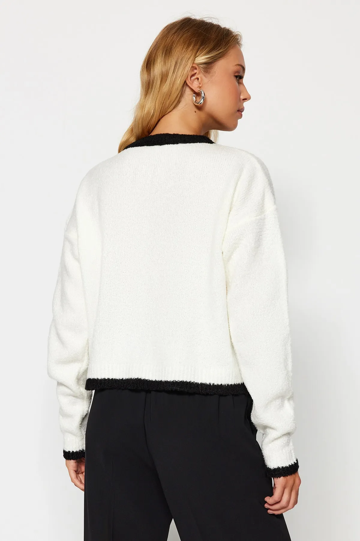 Trendyol Collection  Ecrufarbene Strickjacke aus Bouclégarn TWOAW24HI00317