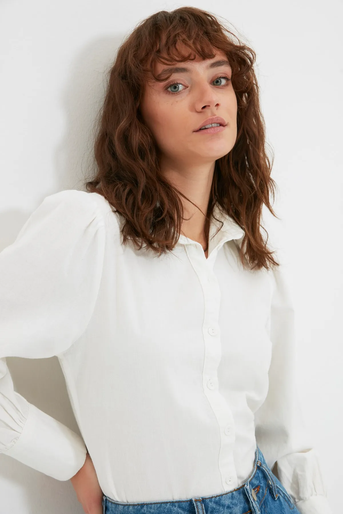 Trendyol Collection  Weißes Hemd mit Ballonärmeln aus Baumwolle - Regular Fit TWOSS20GO0065