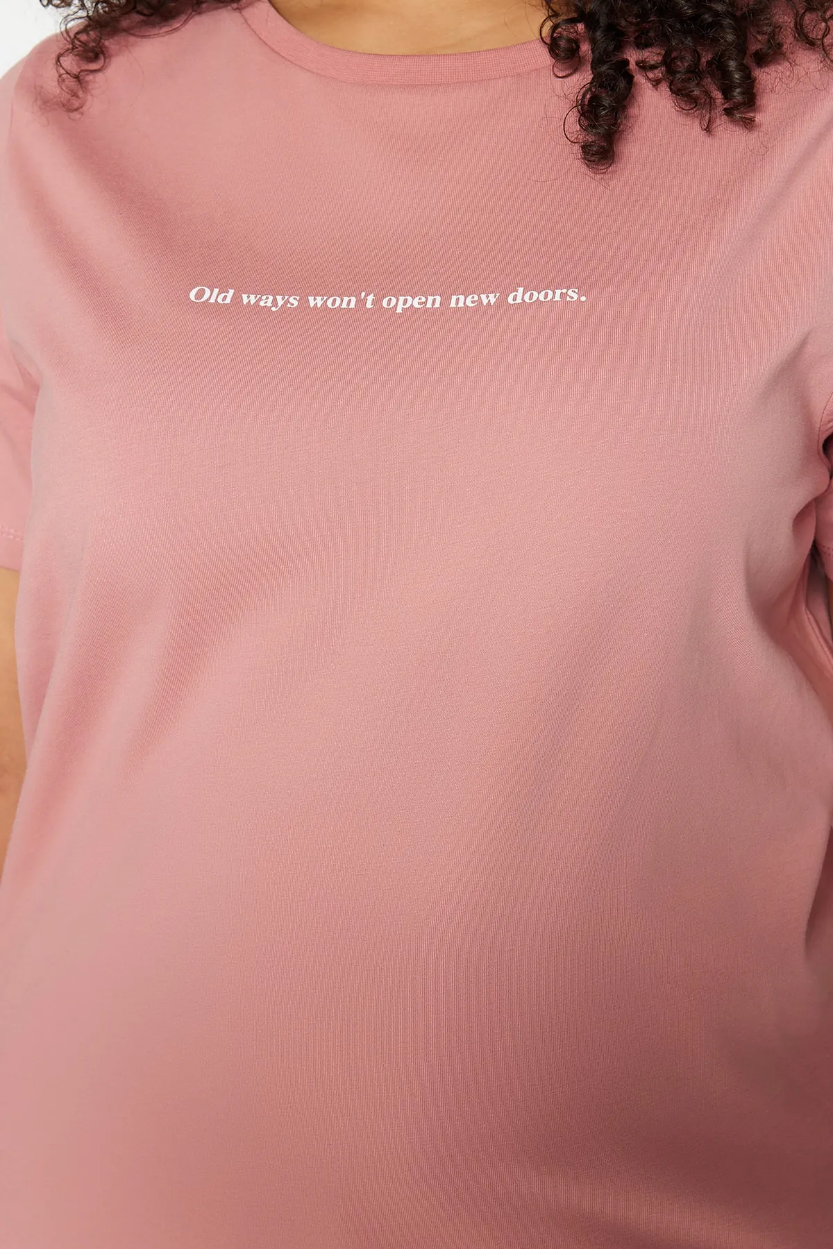 Trendyol Curve  Dried Rose bedrucktes Strick-T-Shirt mit Rundhalsausschnitt TBBSS23BF00034
