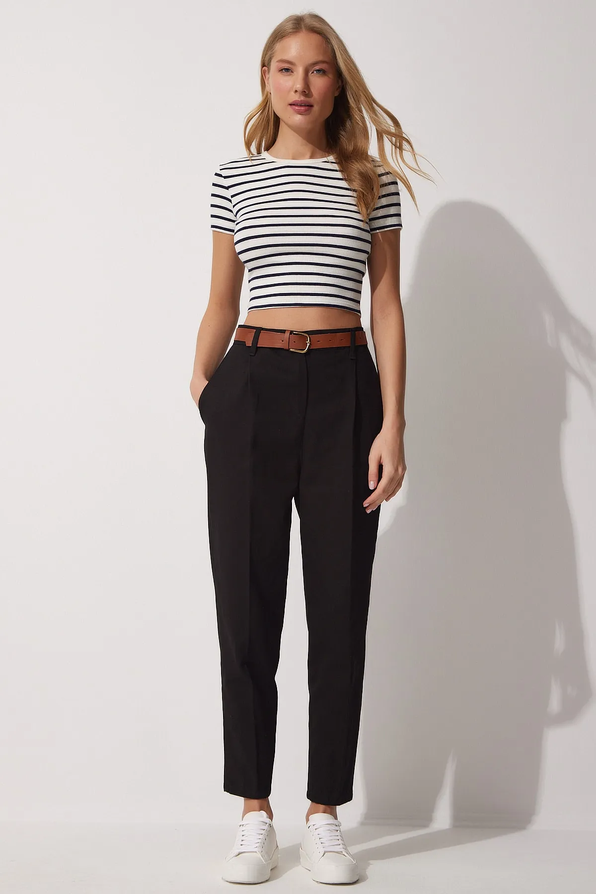 Happiness İstanbul  Schwarze Damen-Hose aus Gabardine in Karottenform mit Gürtel und hohem Bund MX00048