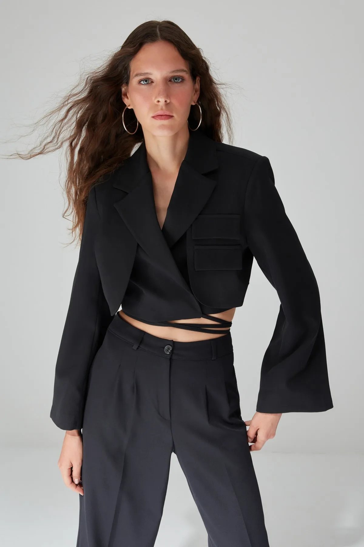 Trendyol Collection  Schwarzer, kurz gefütterter, zweireihiger gewebter Blazer mit Verschluss TWOAW23BC00076