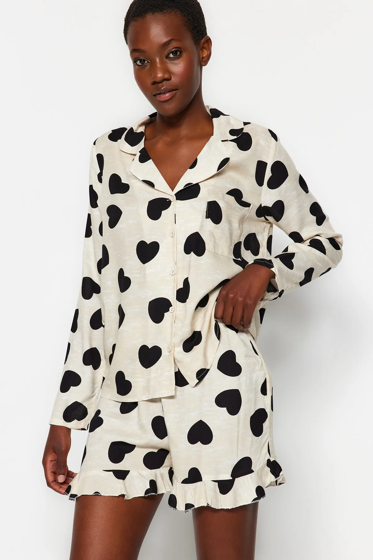 Trendyol Collection  Schwarzes Pyjama-Set aus Viskose mit Herzmuster und Hemd und Shorts THMAW21PT0043