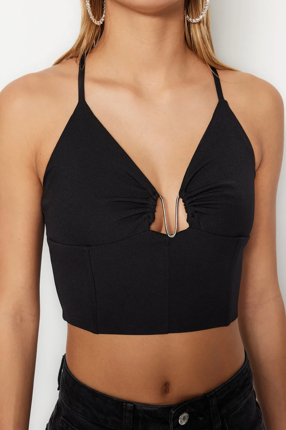 Trendyol Collection  Schwarzes, bauchfreies, gefüttertes Bustier mit gewebten Accessoires und Fenster-/Ausschnittdetail TPRSS23BS00028