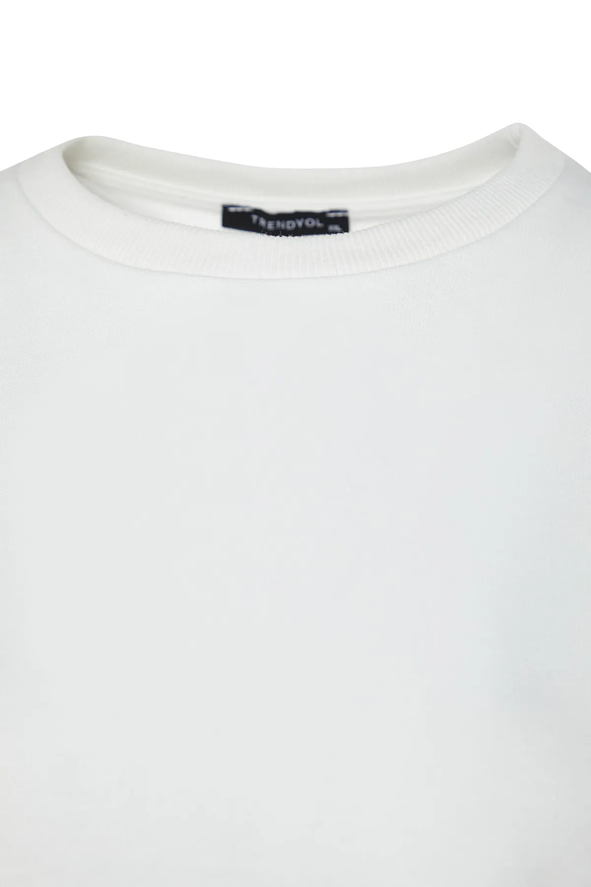 Trendyol Curve  Ecrufarbenes, dünnes Strick-Sweatshirt mit Schlitz und Details TBSSS22SW0172