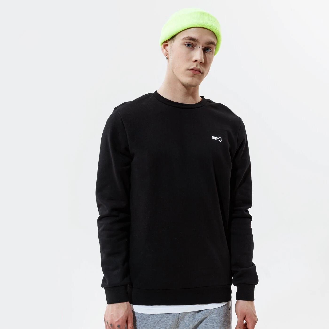 CONFRONT SWEATSHIRT SMALL LOGO CREW BLACK Schwarz