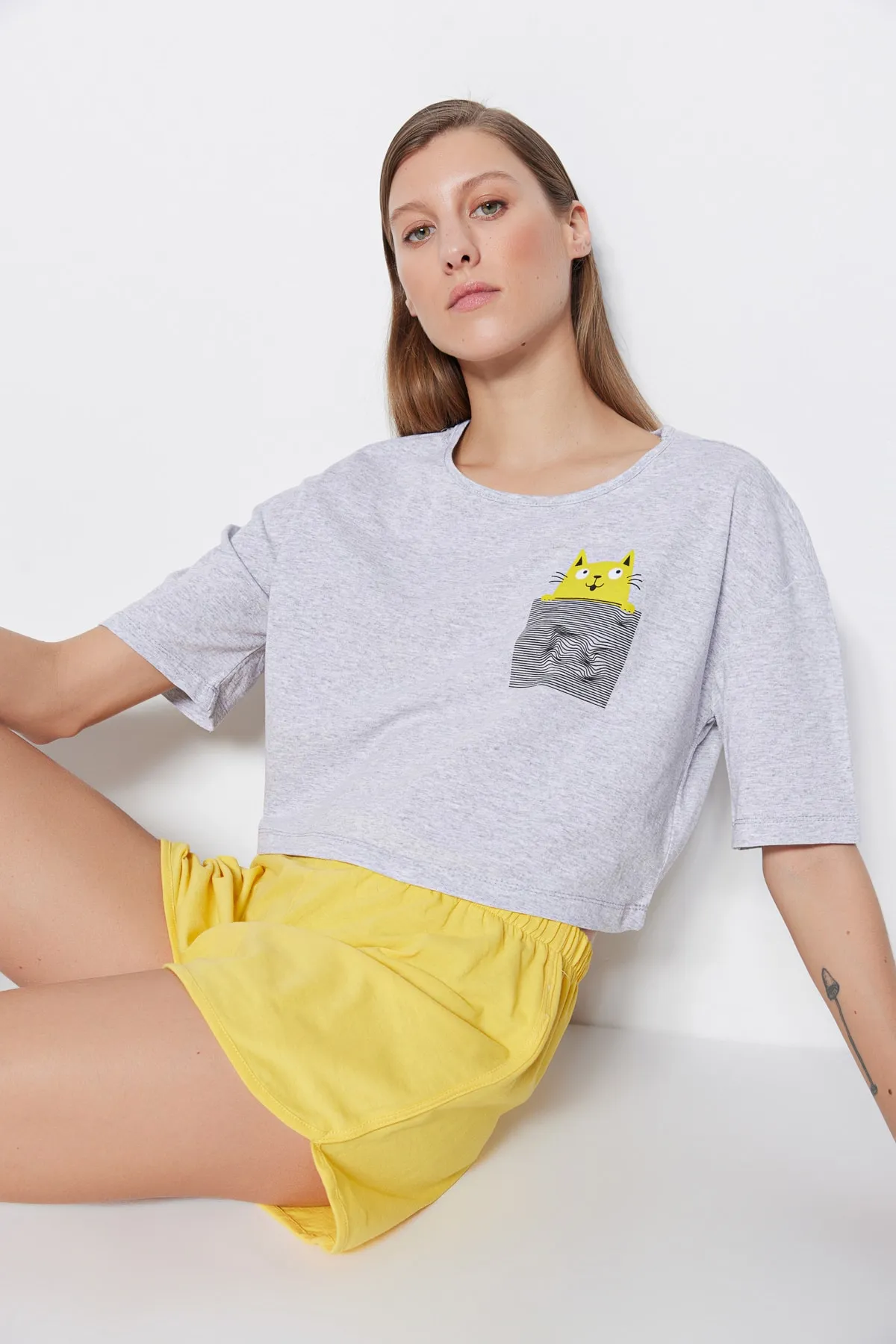 Trendyol Collection  Gelbes Pyjama-Set aus bedrucktem T-Shirt und Shorts aus Baumwolle THMSS21PT0734