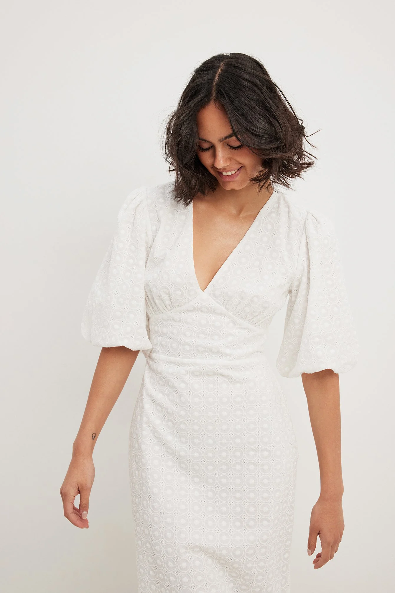Anglaise-Midikleid mit Puffärmeln