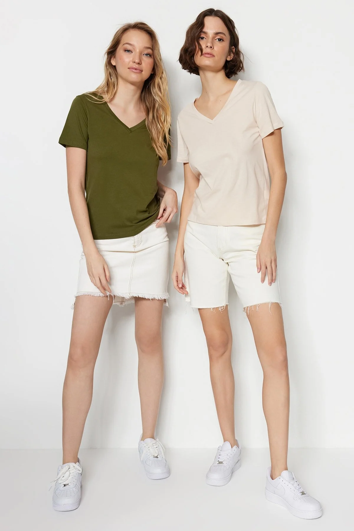 Trendyol Collection  Khaki-Beige, 100 % Baumwolle, 2er-Pack Basic-Strick-T-Shirts mit V-Ausschnitt TWOSS23TS00002