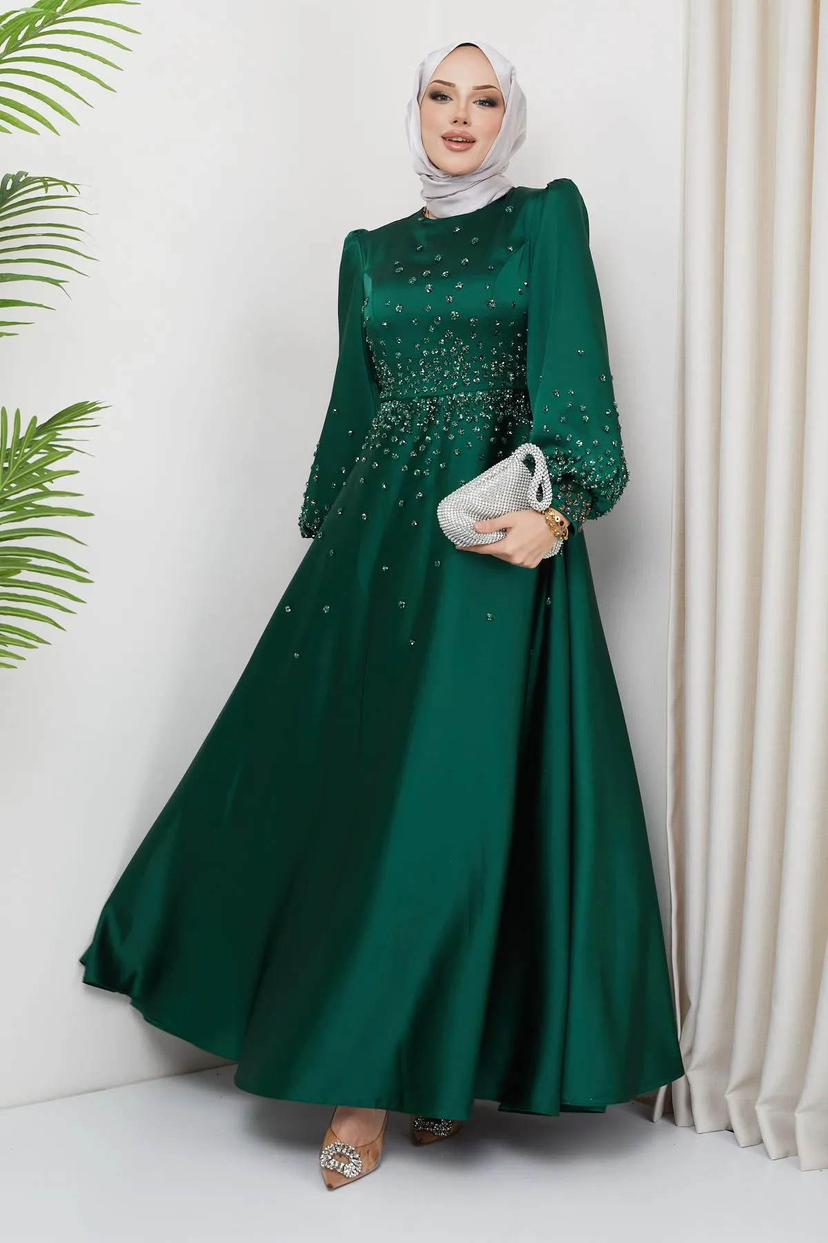 Olcay  Abendkleid aus Satin mit Steindetail vorne und an den Ärmeln GRÜN 1658