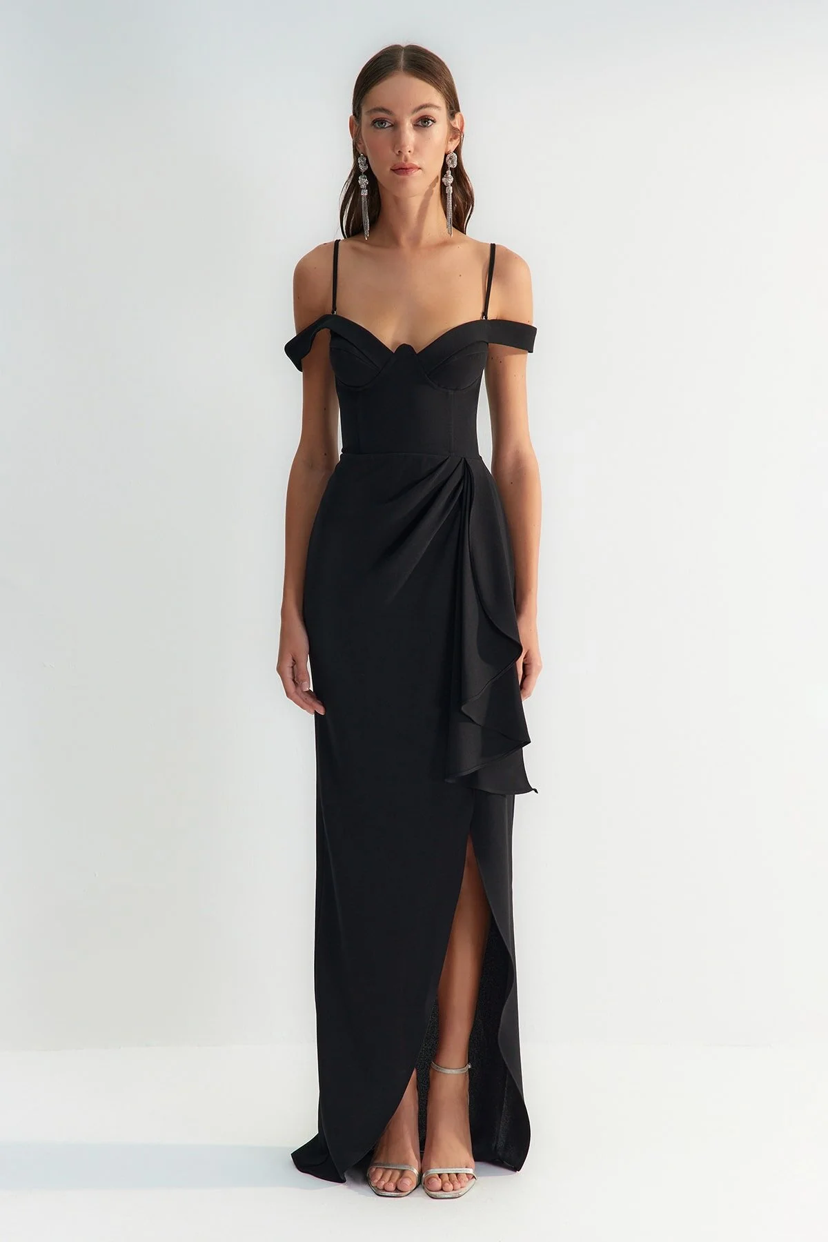 Trendyol Collection  X Zeynep Tosun Schwarzes Abend- und Abschlusskleid mit Volant TCLSS23AE00011