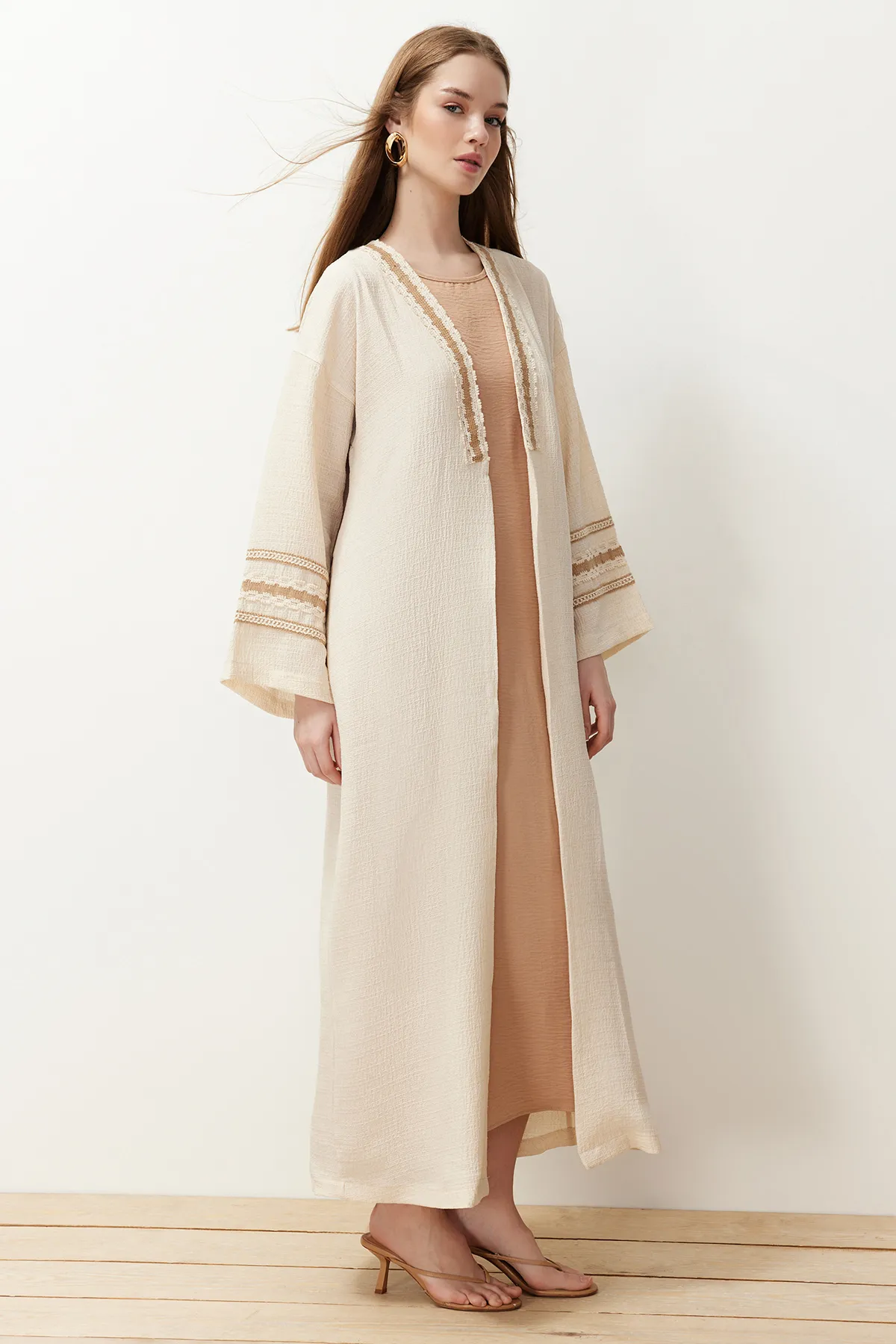 Trendyol Modest  Langer gewebter Kimono & Kaftan & Abaya mit Steinstickerei-Details TCTSS24KF00006