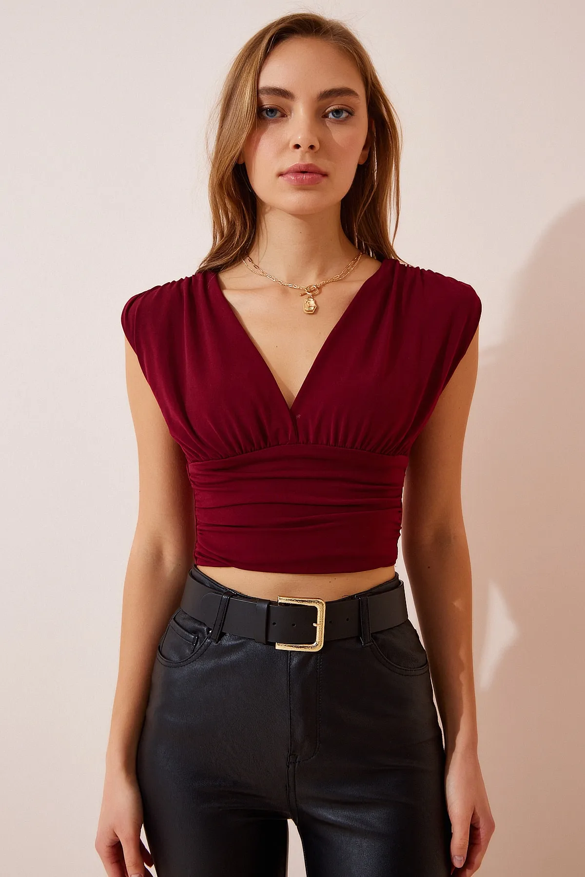 Happiness İstanbul  Damen-Strickbluse in Burgunderrot mit tiefem V-Ausschnitt und kurzem Sand BF00039