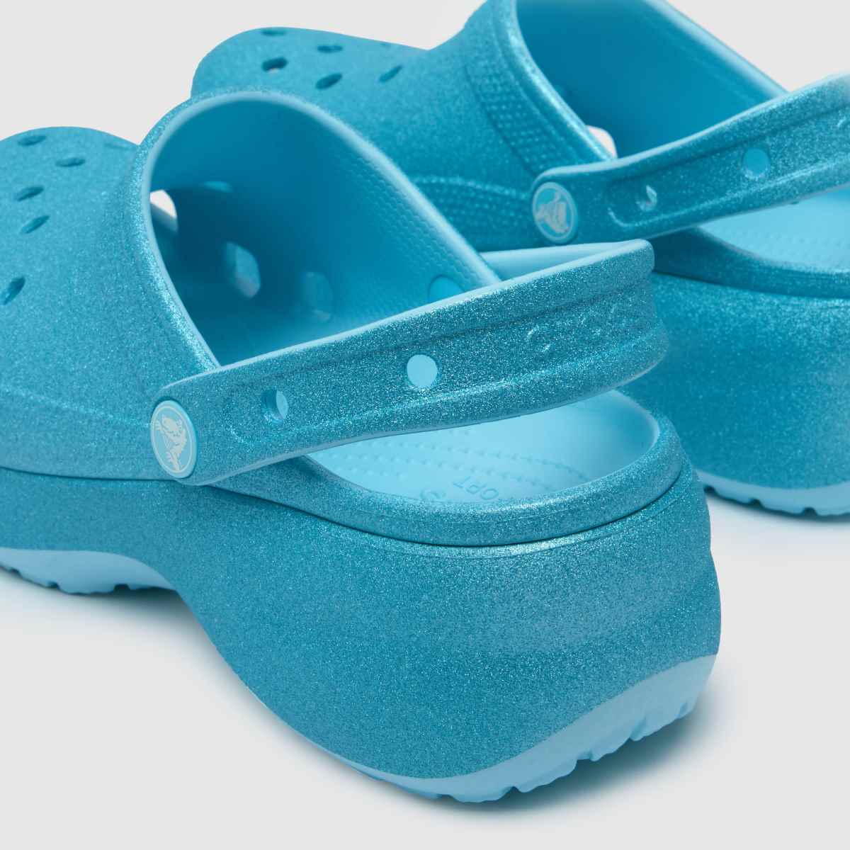 Crocs Classic platform csillámos klumpa szandál halványkék színben