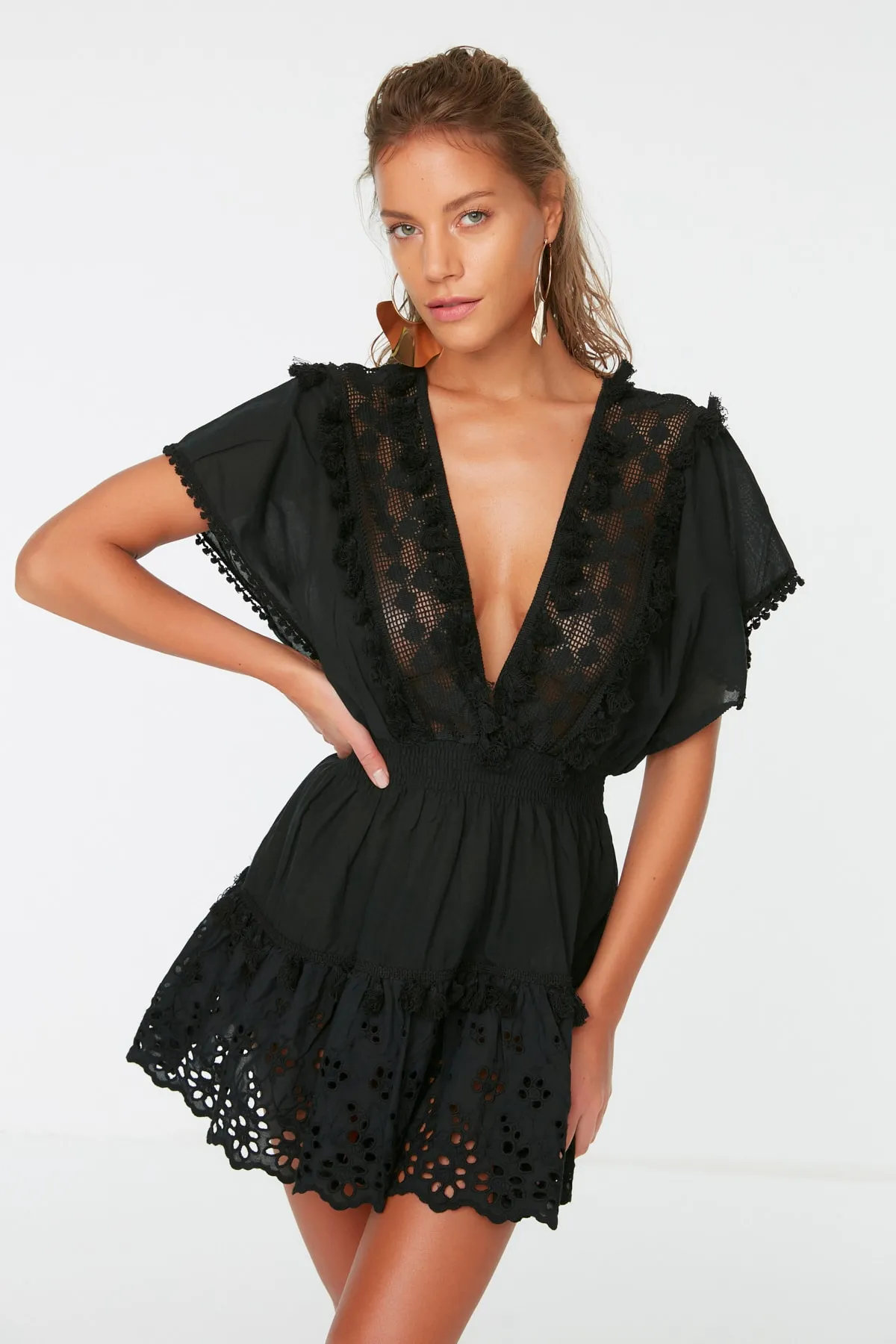 Trendyol Collection  Schwarzes Mini-Strandkleid aus 100 % Baumwolle mit gewebter Stickerei und detailliertem Detail TBESS21EL1248