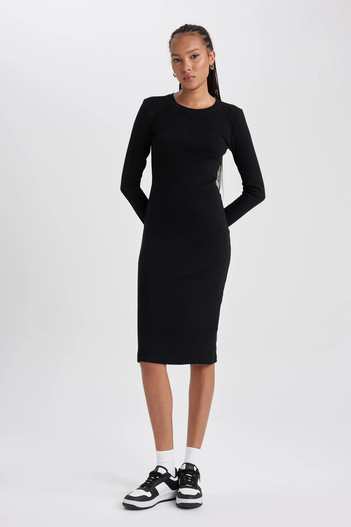 DeFacto  Figurbetontes, geripptes Camisole-Midikleid mit Rundhalsausschnitt und langen Ärmeln B2465ax23au