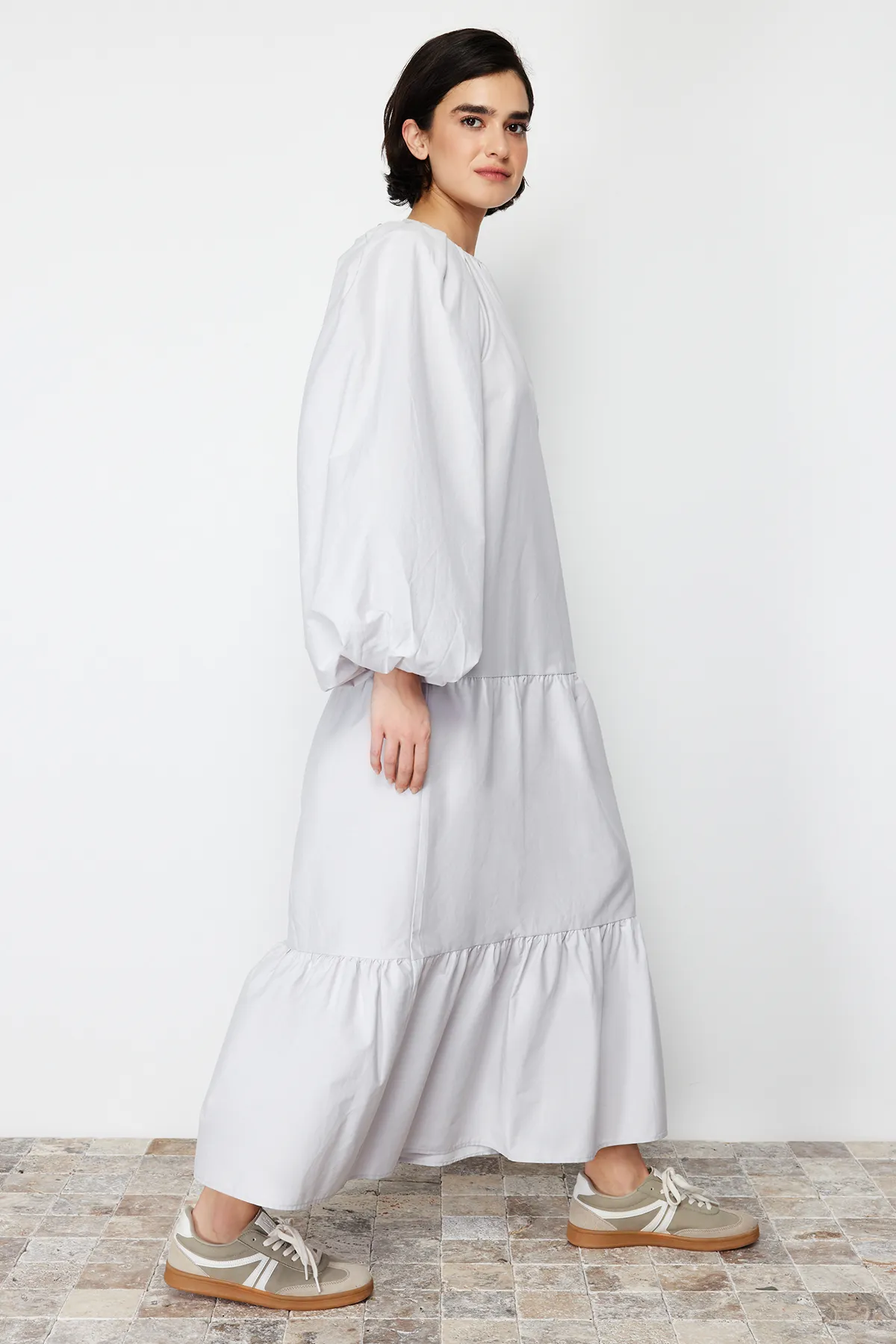 Trendyol Modest  Juwelenbesetztes Kleid mit Ballonärmeln und mehrlagigem Baumwollgewebe TCTSS24EB00070