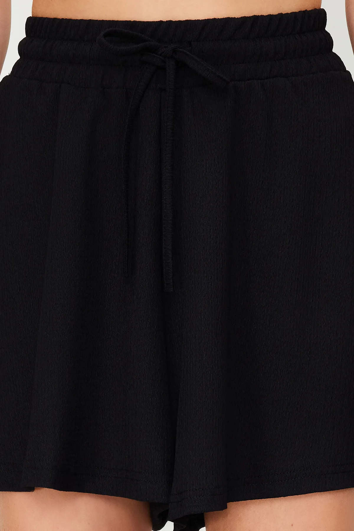 Trendyol Collection  Schwarze Shorts mit Wickel-/Strukturmuster und lockerer Passform, normale Taille, TWOSS22SR0212
